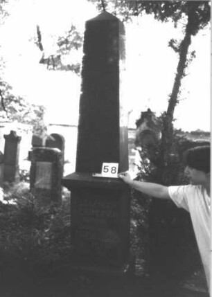 Grabstein 58 (Index: 100081682) Material: Granit Zustand: gut Maße HxBxT: 224x51x47 cm Beschreibung: Obelisk, Sockel Steinmetz: Löffler: Grabstein 58