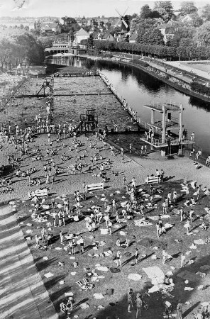 Sommer 1956. An der Bille ist auch heiß. Ein gut gefülltes Strandbad