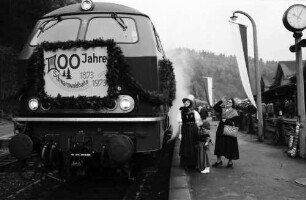 Triberg: geschmückte Diesellok und Trachten im Bahnhof