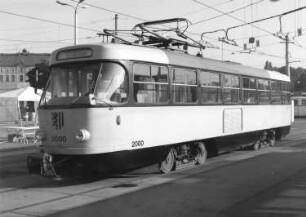 Tatra-Triebwagen T4D : Tatra-Triebwagen T4D (Wagennummer 2000)(1967; CKD Tatra). Einrichtungsfahrzeug. Länge 14,00 m, Höhe 3,063 m, Breite 2,20 m. Ansicht der linken Seite von vorn. Dresden, Straßenbahnhof Trachenberge, 125 Jahre Straßenbahn in Dresden, 1997.09