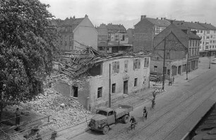 Abbruch des Gasthauses "Stadt Karlsruhe" in Mühlburg im Zusammenhang mit der Verbreiterung der Lameystraße.