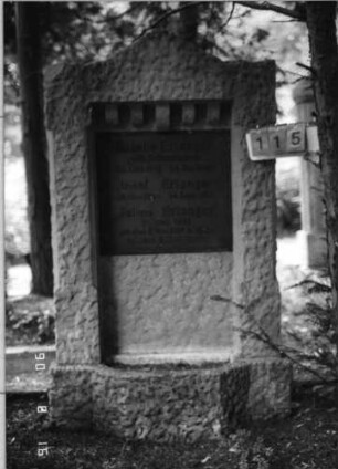 Grabstein 115 (Index: 99618507) Maße HxBxT: 173x94x28 cm Besonderheit: kulturhistorisch wertvoll / hist.-wiss. Gründe (Julius: Kriegsteilnehmer); - Familiengrab: Grabstein 115