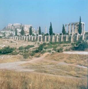 Athen. Blick auf die Akropolis. Blick über die Ruinen des Olympieions