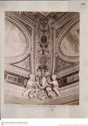 Szenen aus der Geschichte von Amor und Psyche und Groteskenmalereien, Stuckdekoration mit wappenhaltenden Putten