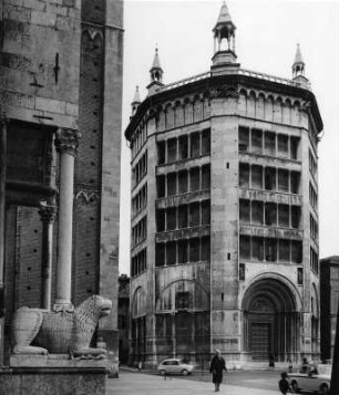 Parma. Baptisterium (um 1196-1216 und 1260-1307). Ansicht von Nordosten mit einem der Löwen vor dem Hauptportal des Doms