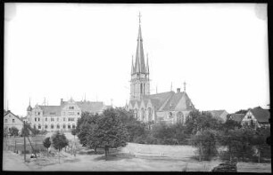 Weinböhla. Dorfplatz mit Kirche und Gasthof