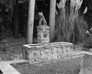 Brunnen mit Wolfsstatue