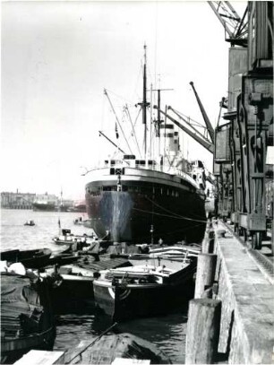 Die 'Deutschland' im Hafen, Hamburg