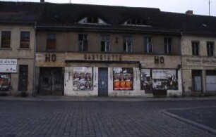 HO-Gaststätte im Zentrum von Brandenburg/Havel und andere marode Häuser, Frühjahr 1990