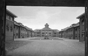 Zweiter Weltkrieg. Niederlande unter deutscher Besatzung. Gebäudekomplex. Innenhof des Backsteinbaus, vermutlich Unterkunft der deutschen Wehrmacht (wohl bei Den Haag)