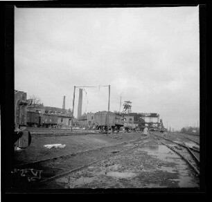 Wingles (Dep. Pas-de-Calais, Frankreich): zerstörte Fabrik "Grube 7 in Wingles", im Vordergrund Schienen und Waggons (Distanzaufnahme)