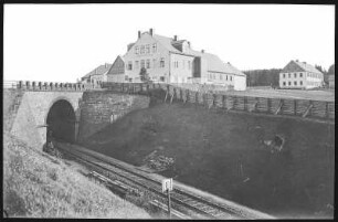 Moldau. Fischerhaus mit Eisenbahntunnel