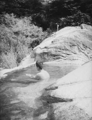 Kozu-Onsen (Heiße Quelle im Freien) : Ansicht mit badendem Mann