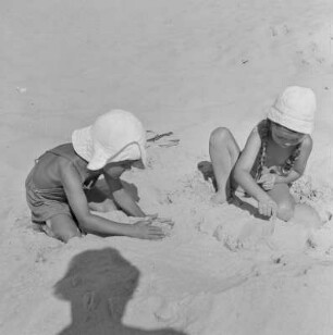 Zwei Kinder spielen im Sand
