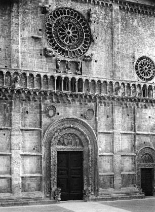 Assisi. San Rufino (um 1140/1228; Giovanni da Gubbio). Hauptportal und Rosette