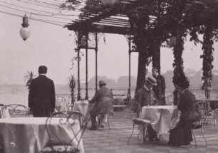 Dresden-Altstadt, Theaterplatz 1. Hotel Bellevue. Gäste auf der Terrasse