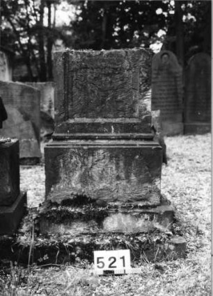 Grabstein 521 (Index: 99630022) Material: Sandstein Zustand: oben weggebrochen, Inschrift völl. verwitt Maße HxBxT: 114x65x36 cm Beschreibung: Stele auf Sockel: Grabstein 521