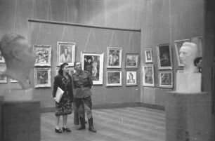 Bukarest: Dalles Saal: Salon official 1944, Saal mit Gemälden