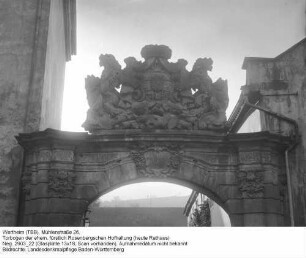 ehem. fürstlich Rosenbergsche Hofhaltung, heute Rathaus; Torbogen der ehem. fürstlich Rosenbergschen Hofhaltung (heute Rathaus)