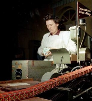 Arbeiterin beim Verpacken von Filmen des VEB Filmfabrik Wolfen : Werbeaufnahme für die Marke ORWO des VEB Filmfabrik Wolfen