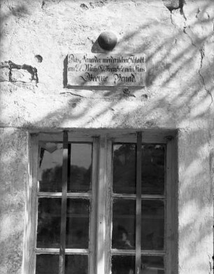 Kubschütz-Purschwitz, Nummer 2 (ehemals Nummer 9). Ehemalige Schloßmühle Purschwitz (1804/1813). Inschrifttafel über Fensterzur Erinnerung an den Brand während der Schlacht am 21. Mai 1813