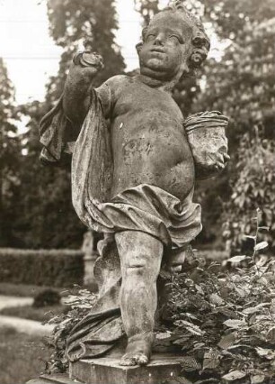 Putto: Kind mit Geldsack : Radmeritz, Putto im Ehrenhof (Südausgang), Mädchen mit Geldsack und Goldstück, Höhe 1,20 m