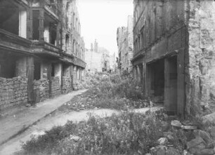 Dresden-Altstadt, Webergasse. Blick auf Ruinen und Bärenschänke, Webergasse 27