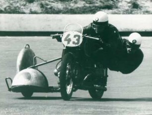 AVUS-Motorradrennen. Motorrad mit Seitenwagen