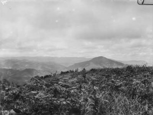 Landschaft : Blick von einer Anhöhe in ein Tal und auf bergige Umgebung