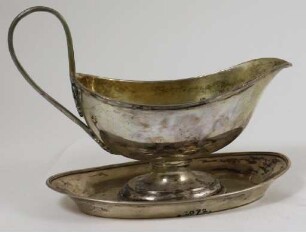 Saucière auf ovalem Teller