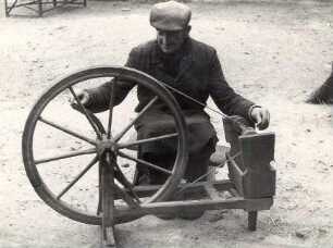 Weberei in Sabrodt, Arbeitsgerät : Handwerkstechniken - Weberhandwerk. Ort: Zabrod / Sabrodt. Spulrad (sukadło)