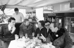 Freiburg: Parteiengespräch unter einem Dach; von links nach rechts: Klaus Rösch, FDP; Henning Wellenbrock, FDP; Margit Lemmer, CDU; Dr. Conrad Schröder, CDU; Dr. Jürgen Meyer, SPD