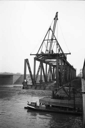 Abbruch der alten Straßenbrücke über den Rhein bei Maxau.