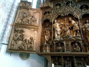 Stadtkirche-Hochchor Innen-Spätgotischer Cyriakus Hochaltar (um 1520) von Christoph von Urach-Zentralteil mit plastisch geschnitzten- sowie Nordflügel mit halbplastischen Figurenszenen