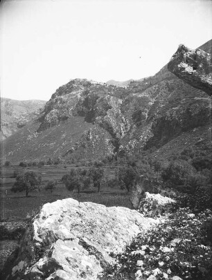 Bergtal : Blick über Felsen auf ein Bergtal