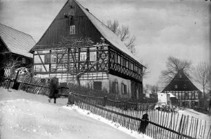 Götzel-Gut : li. Götzel- re. Handsch-Gut (Beyer); das Götzel-Gut war das schmuckreichste FW-Gebäude des Ortes, um 1965 umgebaut (kein FW mehr)