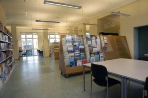 Sächsische Landesbibliothek - Staats- und Universitätsbibliothek Dresden, Zweigbibliothek Medizin. Freihandbereich mit Zeitschriftenauslage