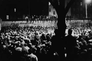 Staatsgrenze zu Westberlin/Berliner Mauer. Am geöffneten Grenzübergang Eberswalder/ Bernauer Straße (?)
