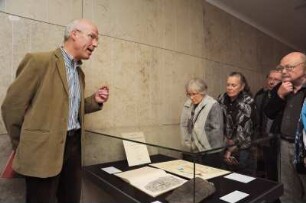 SLUB, Ausstellung "Gespräche mit der Erde. Geowissenschaften in Sachsen" : Ausstellungseröffnung am 14. Oktober 2014 im Vortragssaal. Gäste an einer Ausstellungsvitrine im Buchmuseum