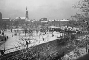 Dresden-Neustadt, Albertplatz von einem Gebäude an der Einmündung Bautzner Straße mit Pferdestraßenbahnen. Winteraufnahme über den Platz gegen kathol. Pfarrkirche Franziskus Xaverius und Dreikönigskirche