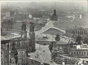 Blick über das beräumte Ruinenfeld Dresdens, links das Dresdner Schloss mit dem Hausmannsturm, dahinter die Sophienkirche, rechts der Zwinger, dahinter das Schauspielhaus, im Hintergrund die Annenkirche