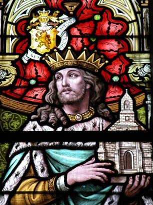 Schottisches Hochland:historisches Kirchenfenster in der alten Kirche des Ortes Breamar