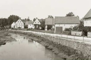 Großschirma-Rothenfurth. Muldentalstraße. Blick über die Freiberger Mulde auf Wohnhäuser und Gehöfte mit Einfriedung