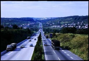 Pforzheim: Autobahn Stuttgart - Karlsruhe, Gefällstrecke bei Pforzheim Ost, von der Brücke