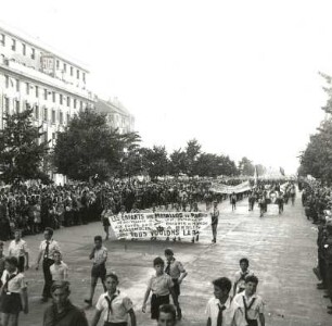 Berlin. III. Weltfestspiele der Jugend und Studenten 1951. Französische Delegation während des Aufmarsches Unter den Linden