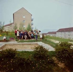 Gruppentreffen in einem Wohngebiet in Jena