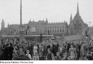 Demonstrationszug, im Hintergrund die Universitätskirche St. Pauli (Paulinerkirche) und das Augusteum