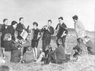 Musizieren mit Instrumenten des VEB Klingenthaler Harmonikawerke vor der Kulisse des Vogtlandes