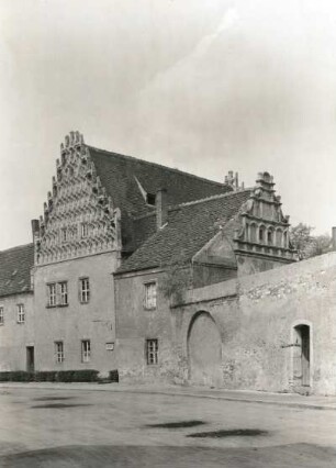 Mühlberg (Elbe). Heimatmuseum (ehemalige Propstei des Klosters Marienstern). Giebel des Hauptflügels um 1530, Giebel des Anbaues nach 1554