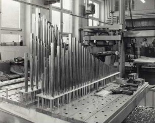 Bau Viermanualige Orgel für die Hauptsynagoge in Budapest op. 1121 : Dresden-Neustadt. Jehmlich Orgelbau Dresden GmbH. Montagesaal mit Galerie. Werkstattmontage der Orgel für die Hauptsynagoge in Budapest IV/64 (op. 1121). Eingepaßte Metallpfeifen auf der Windlade